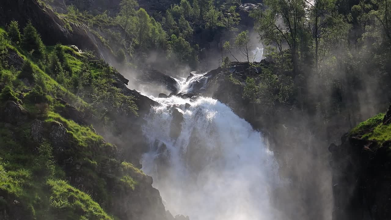 la cascada de latefoss es una poderosa cascada gemela.