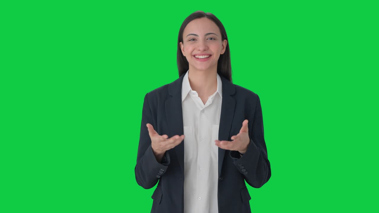 feliz mujer india gerente hablando con la cámara pantalla verde