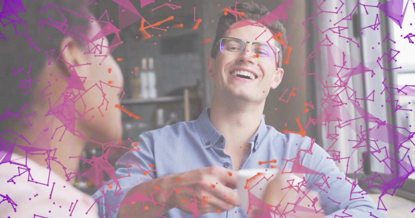 Marketer che solleva una tazza di caffè generando una sovrapposizione geometrica arancione mentre un amico sorride, unendosi alla conversazione