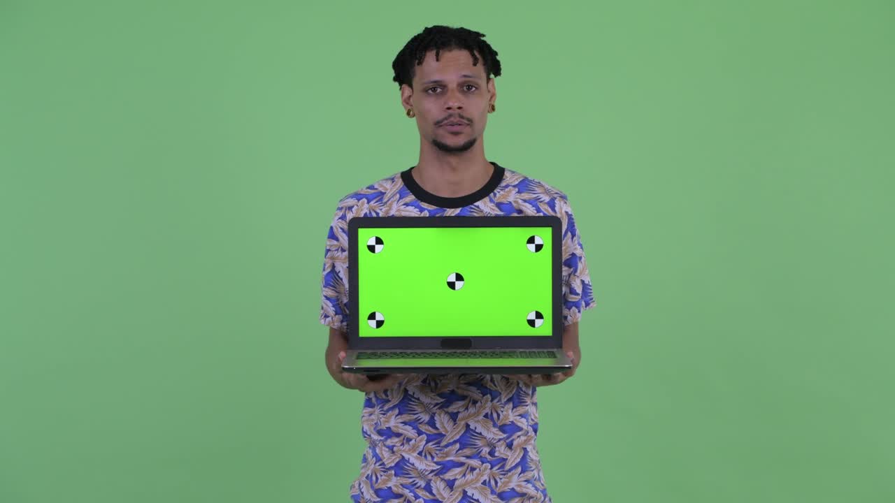 joven y guapo hombre africano con dreadlocks