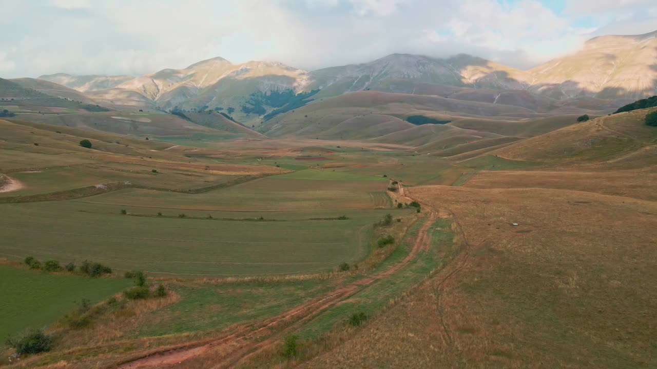 Vista panoramica della campagna con pianure e montagne in Umbria, Italia