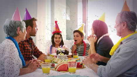 animación de la red de conexiones sobre una familia feliz de varias generaciones que tiene una fiesta de cumpleaños