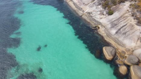 Antena-De-Drones-Que-Muestra-Agua-Azul-Sobre-Una-Zona-Costera-En-Australia