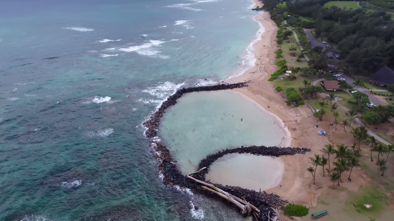 Vista Aerea di una Splendida Spiaggia Tropicale con Acqua Calma e Persone che Nuotano