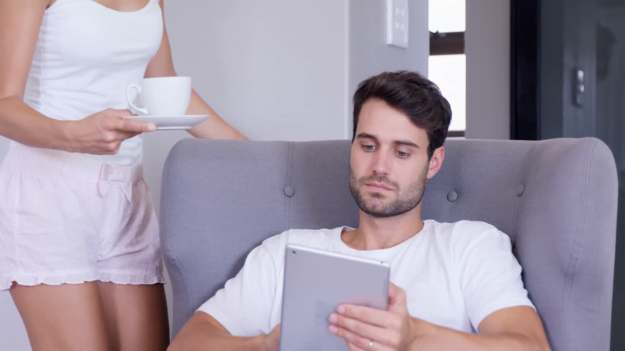 ofreciendo un café a su marido