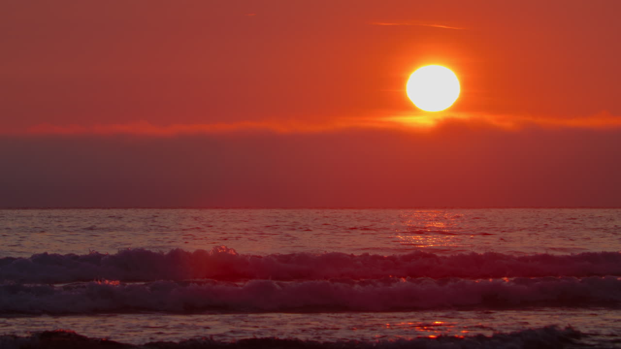 바다에서 해가 지는, 여름