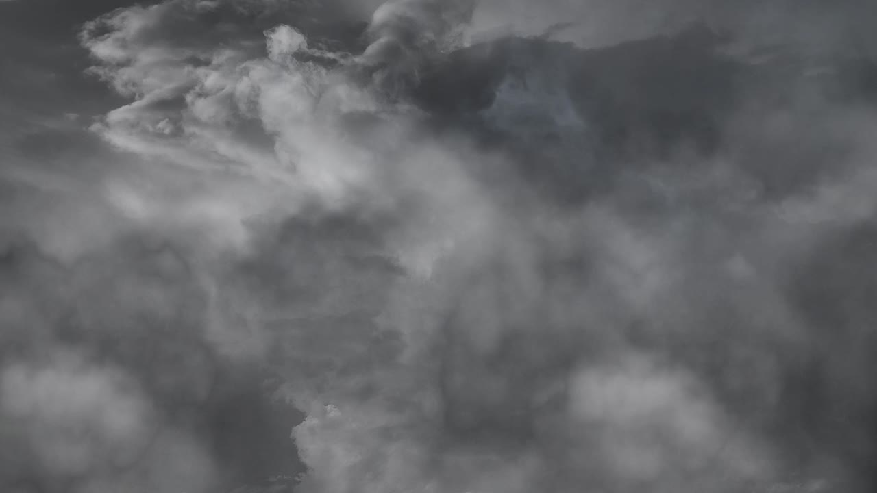 실시간, 회색 구름과 번개 폭풍