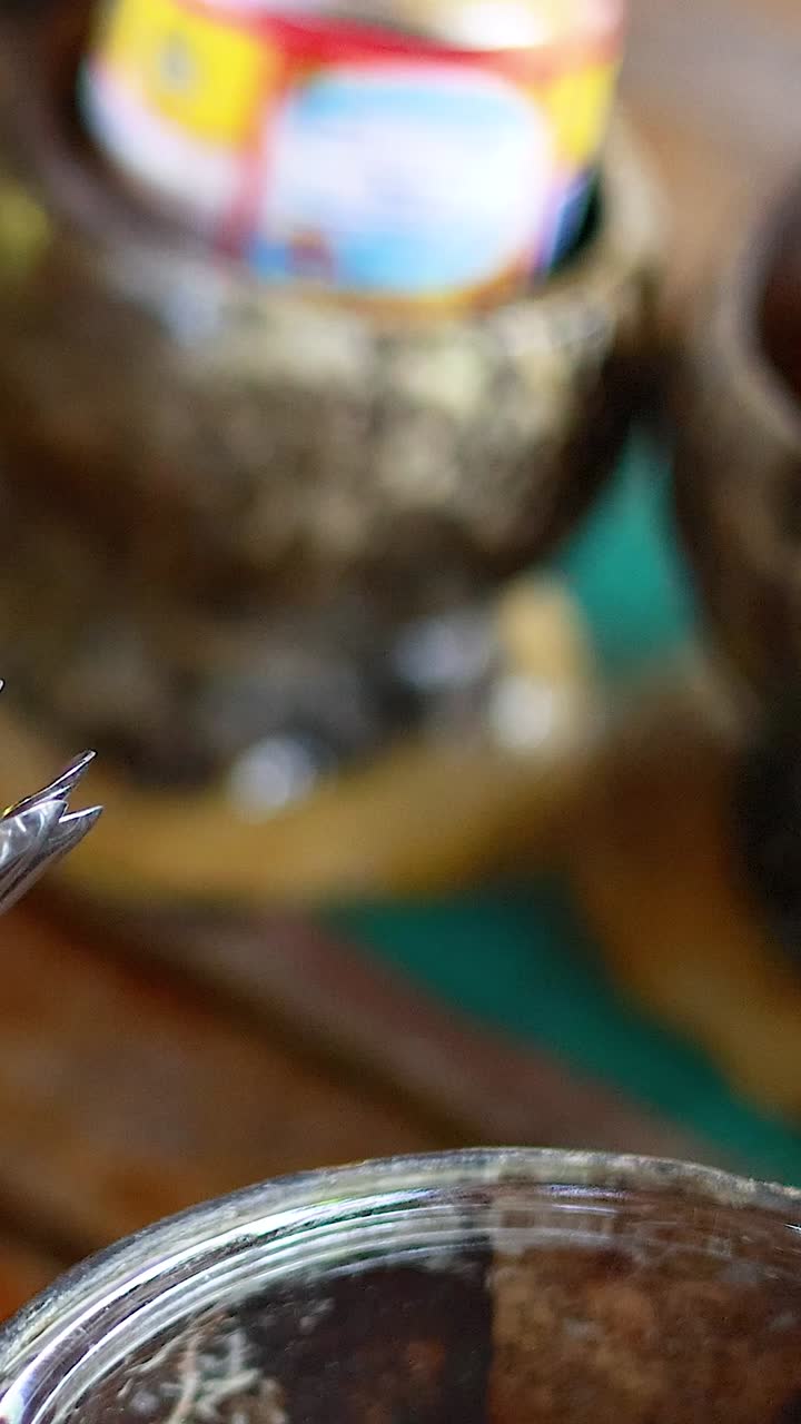 Ciotole in guscio di cocco con vari condimenti