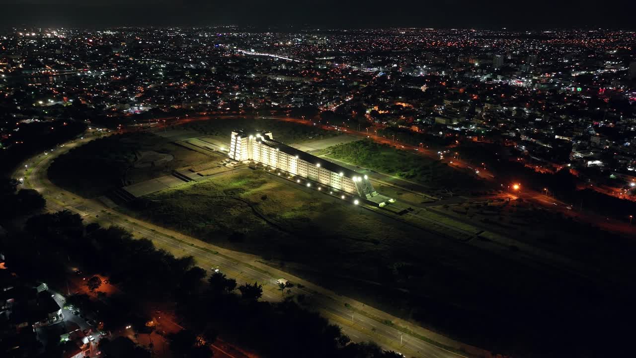 콜럼버스 등대 건축물과 밤에 도시를 조명하는 공중 사진