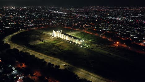 Vista-Aérea-Que-Muestra-La-Iluminante-Arquitectura-Del-Faro-De-Colón-Y-La-Iluminación-De-La-Ciudad-Por-La-Noche.