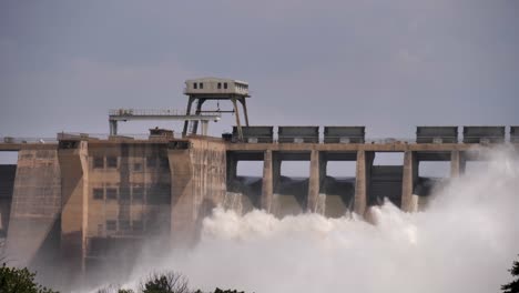 Wildwasser-Explodiert-In-Schwaden,-Als-Der-Vaal-Staudamm-Hochwasser-Freisetzt