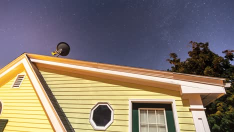 lapso de tiempo de las estrellas y la vía láctea sobre la casa