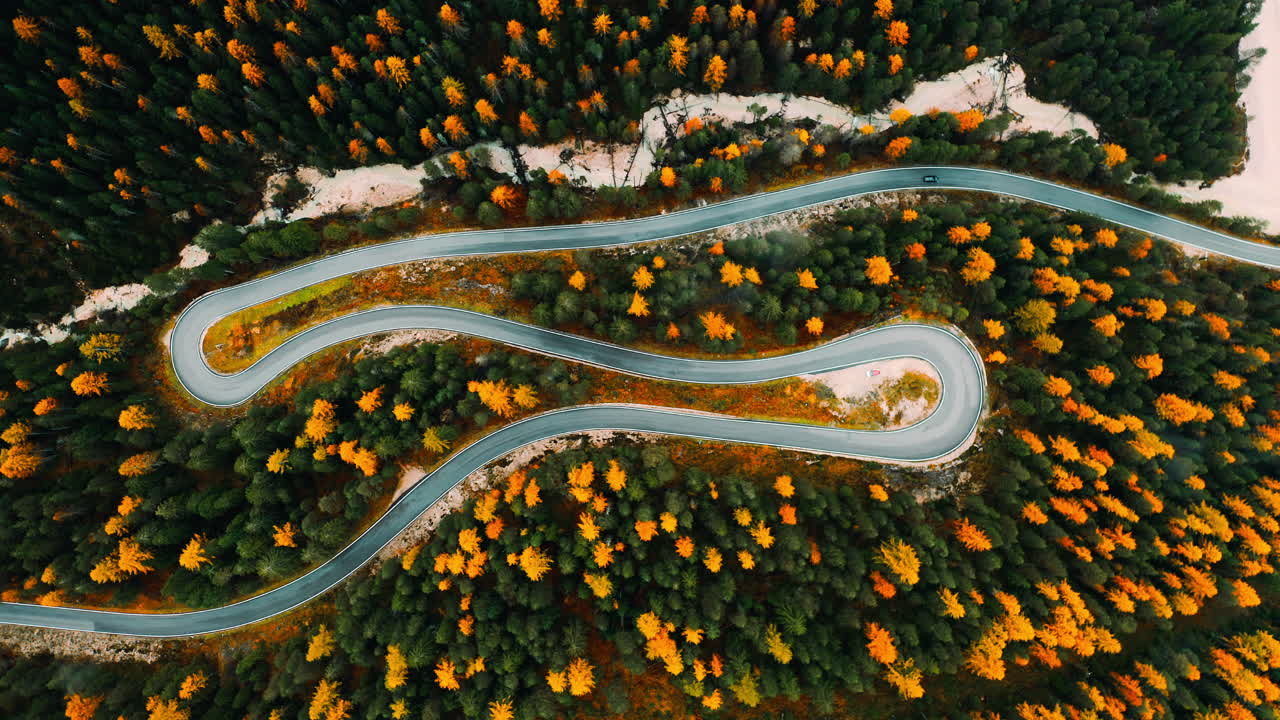 가을의 산길 공중 사진