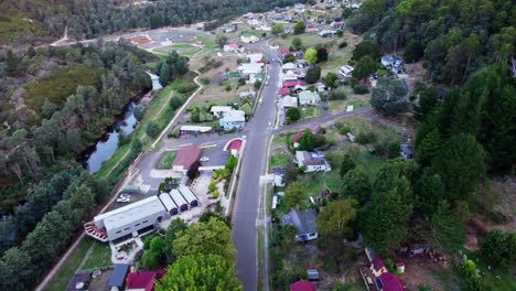 Derby,-Tasmanien,-Luftaufnahme-Von-Unten-über-Einer-Kleinen-Regionalstadt,-Australien