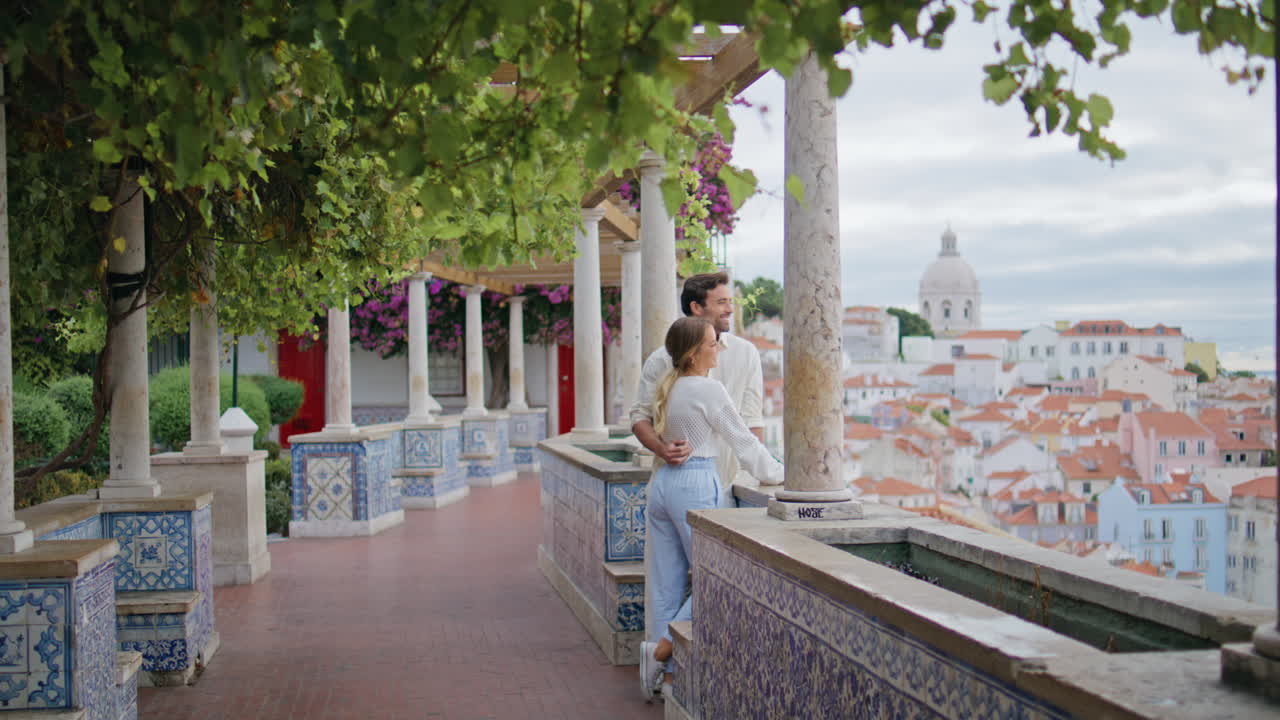 두 연인이 테라스에서 서있는 여름. 부드러운 행복한  결합 도시 풍경 발코니