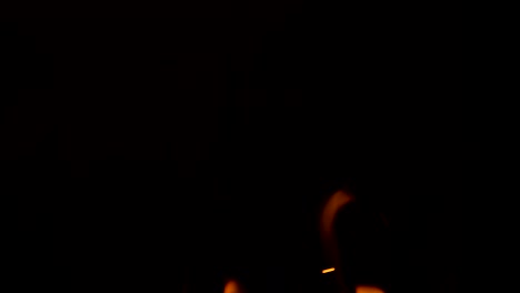 brillantes, volando hacia arriba brillantes para su uso en la composición, vertical en fondo negro aislado. modo de pantalla para mezclar o transiciones. llamas brillantes de fuego en fondo de estudio, cámara lenta 50 fps 4k