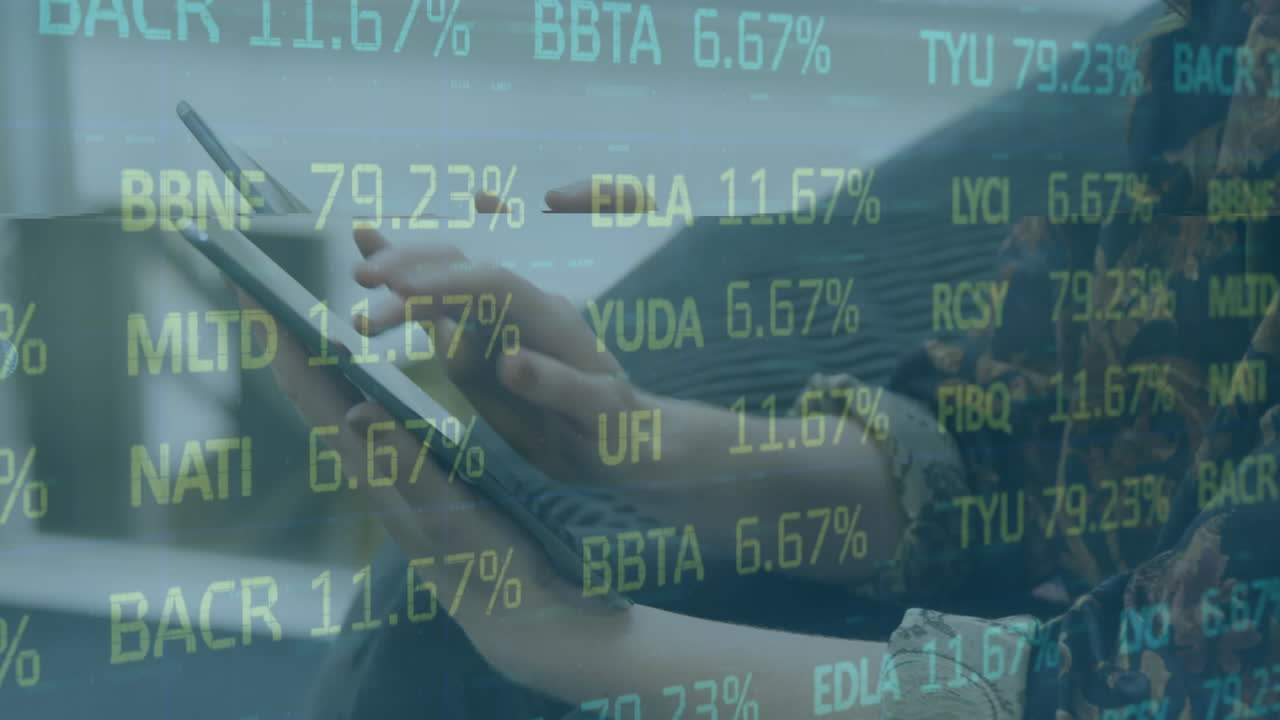 animazione dell'elaborazione dei dati sulle mani utilizzando il tablet