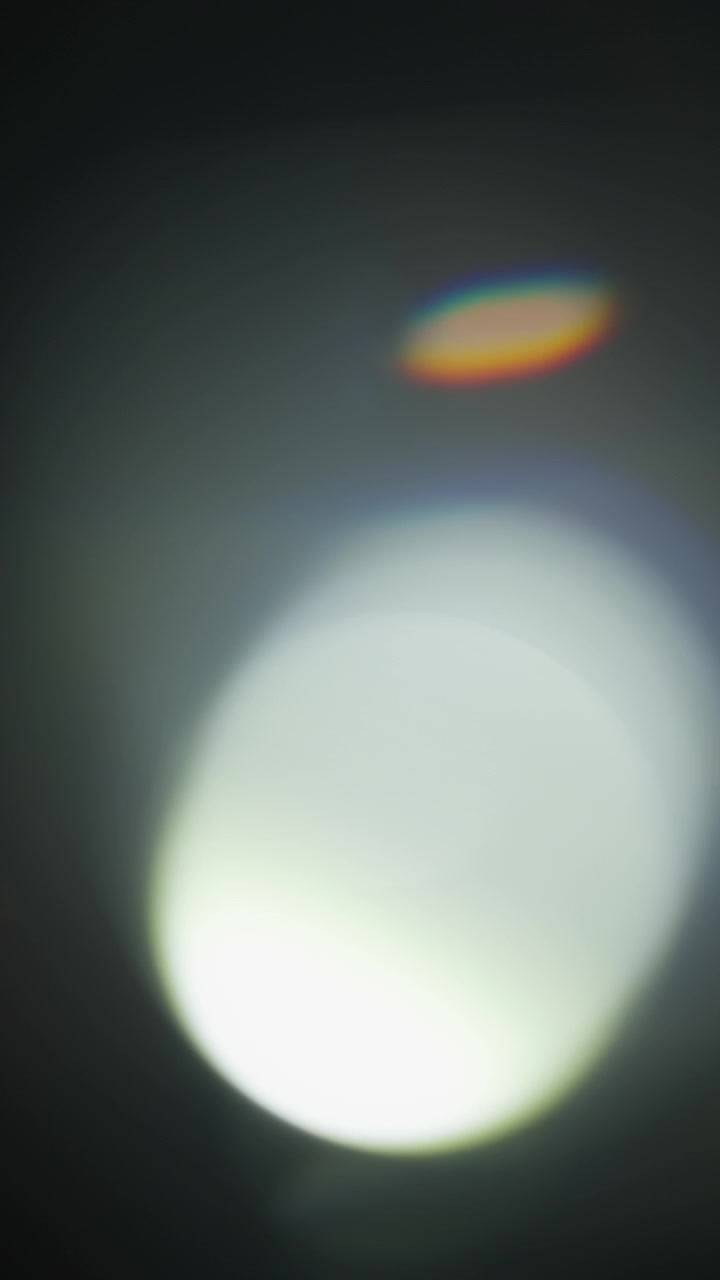 Bagliori di luce calda e sovrapposizioni di rifrazioni prismatiche arcobaleno