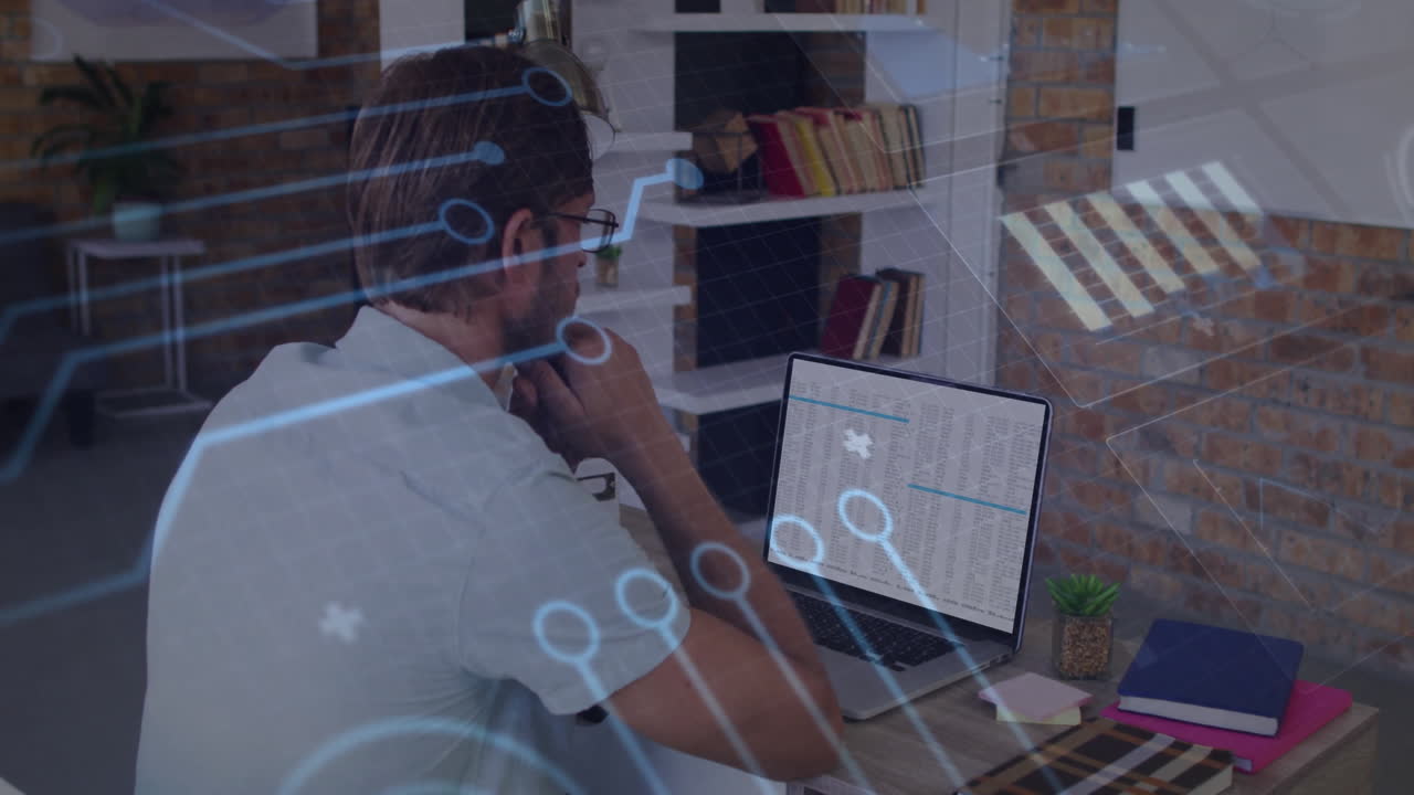 Uomo lavora al laptop con animazione di rete digitale sovrapposta in ambiente scolastico.
