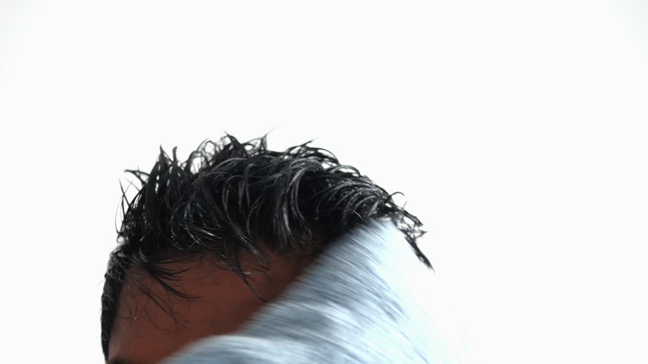 은 머리카락을 수건으로 건조시키는 것