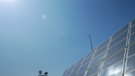 en el cielo azul visto sol brillante luego visto paneles solares