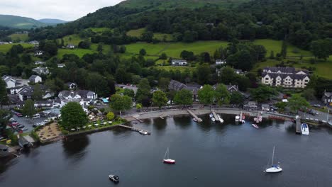 vista aérea del puerto deportivo waterhead boat cerca de ambleside en el lago windermere, distrito de los lagos