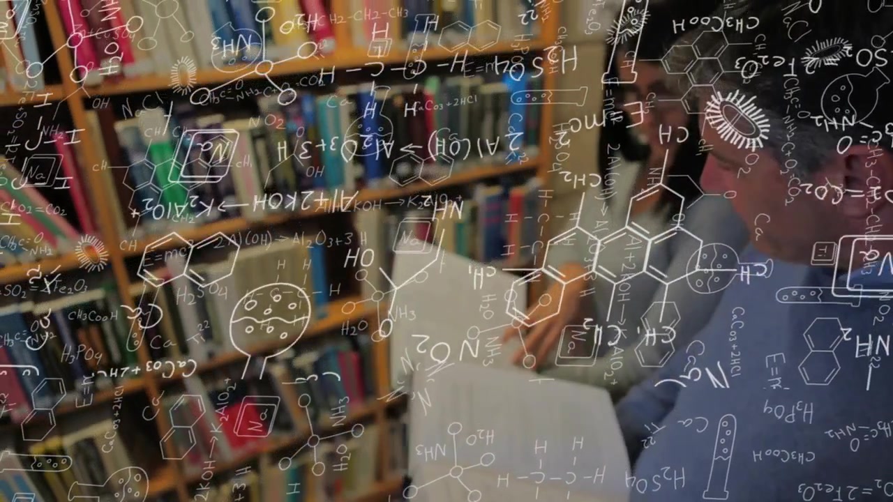 Uomo che srotola una planimetria nello studio, ispezionando lo schema mentre evidenziazioni animate guidano l'ispezione.