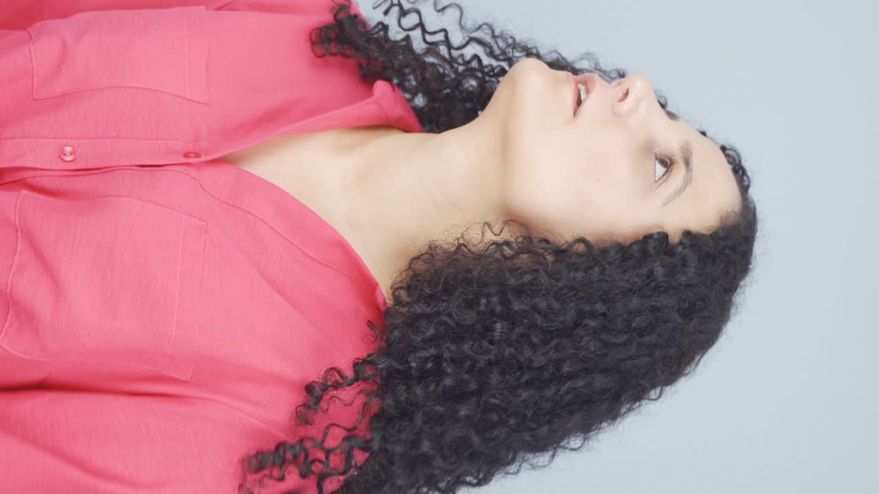 vídeo vertical de la joven que suspira y se hincha de aburrimiento.