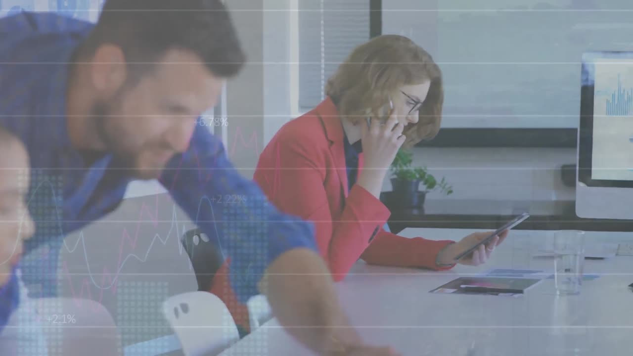 animación de codificación binaria sobre los niños de la escuela que usan computadora portátil.