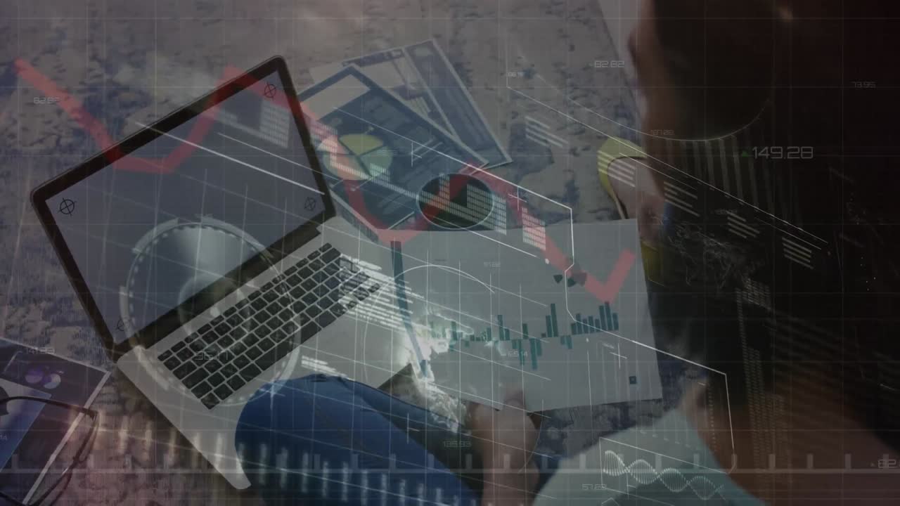 animación del procesamiento de datos sobre una mujer usando una computadora portátil