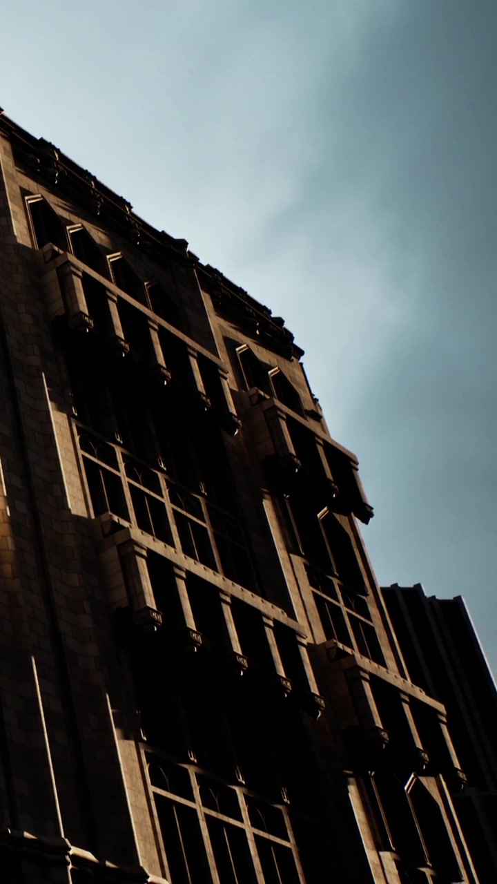 Un alto edificio mostra un muro in pietra e finestre di giorno, vicino alla città.