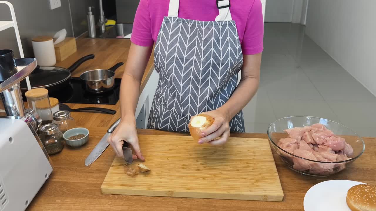 pelar y preparar una cebolla para hamburguesas de pollo