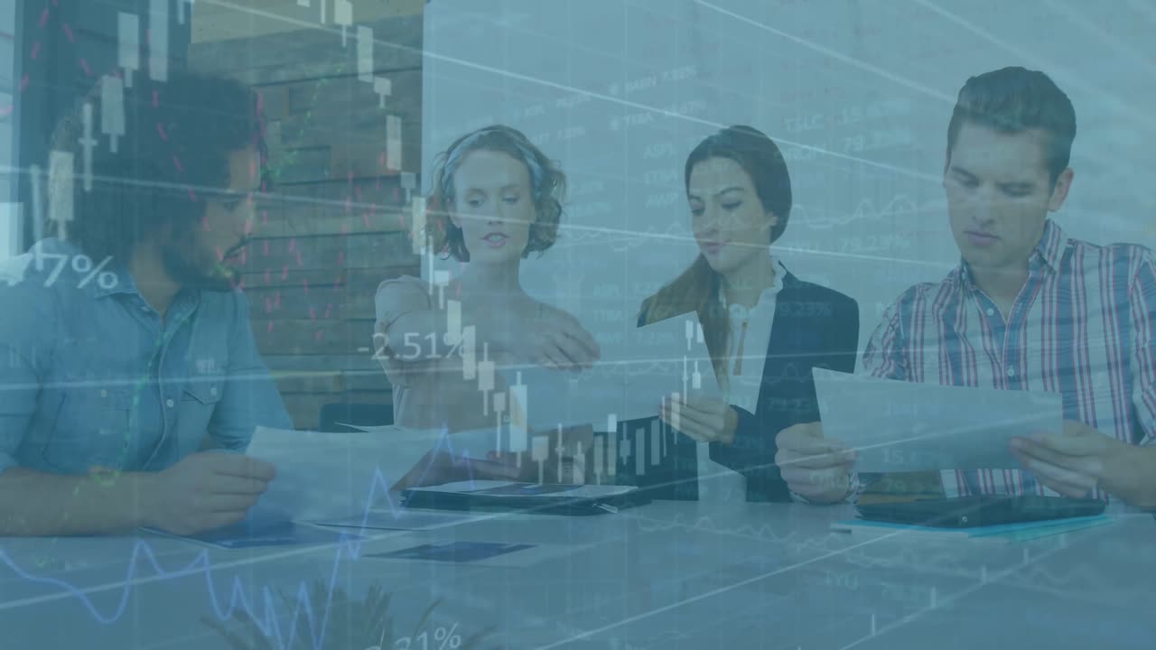 animación del procesamiento de datos financieros sobre diversos colegas discutiendo sobre documentos en la oficina