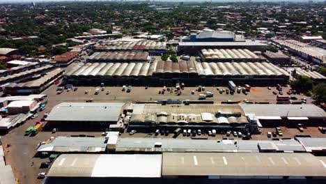 Vista-Frontal-Del-Mercado-De-Abasto-Mercado-Local-Grandes-Hangares,-Artículos-Para-El-Hogar,-Frutas,-Verduras-Y-Artículos-De-Limpieza