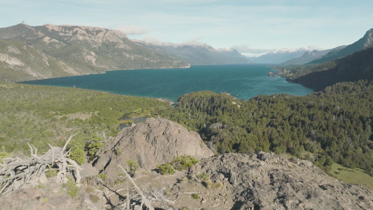 impresionante toma de dron mirando el paisaje argentino