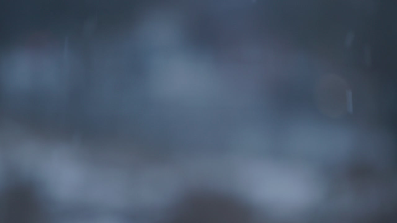 Snevejr, kraftigt snefald med sløret bokeh.
