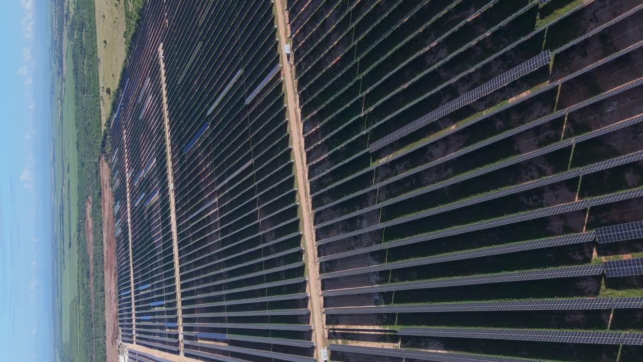 fotografía vertical de las aves de la central eléctrica con paneles solares en la zona escénica de la romana en un día soleado