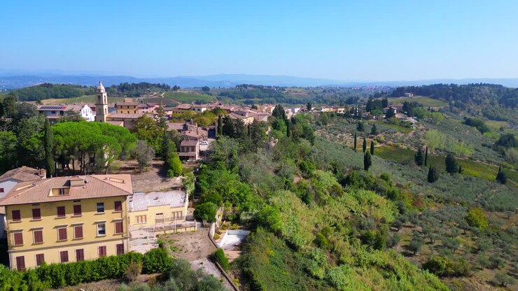 Incredibile volo aereo dall'alto sulla Toscana: Borgo medievale, regione vitivinicola mediterranea, sorvolo con drone