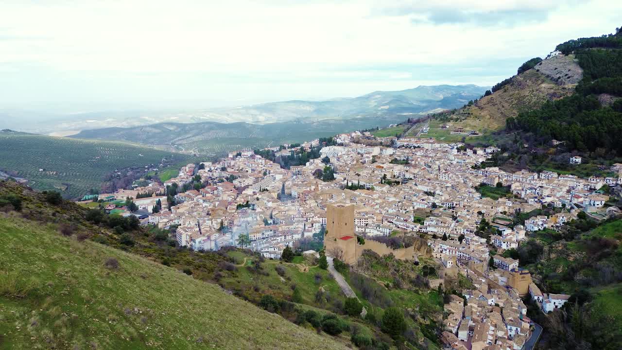 Vista aérea del pueblo de Cazorla al pie de las montañas, Andalucía, España