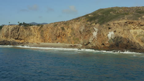 tiro aéreo de estabelecimento de ondas quebrando em uma praia deslumbrante