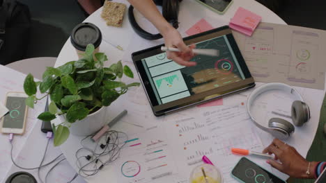 manos cercanas jóvenes ingenieros desarrollando software de aplicaciones de fitness usando tabletas digitales computadoras lluvia de ideas de diseño de soluciones compartiendo ideas en la reunión de la oficina de inicio vista superior