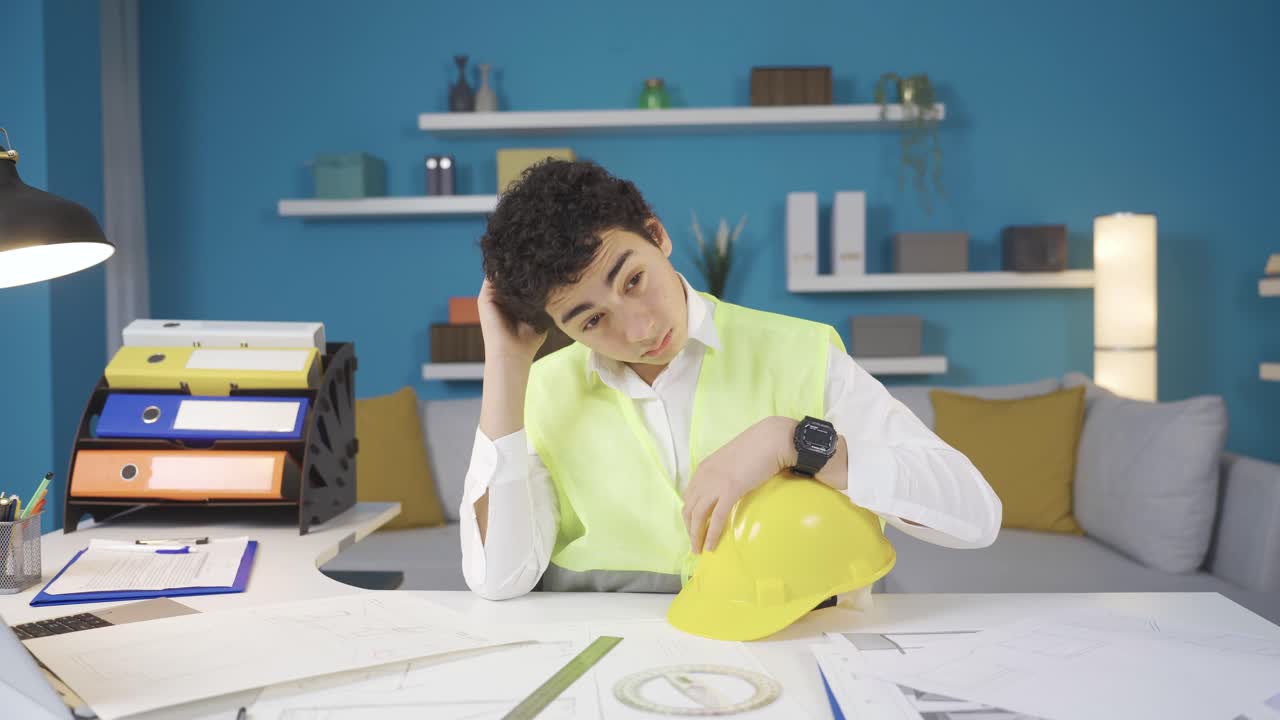 미래의 엔지니어 소년은 미래의 직업을 꿈꾸고 있습니다.