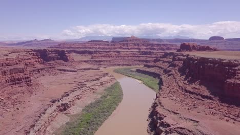 río en paisaje de arenisca roja en moab, utah, estados unidos, ascendente aéreo