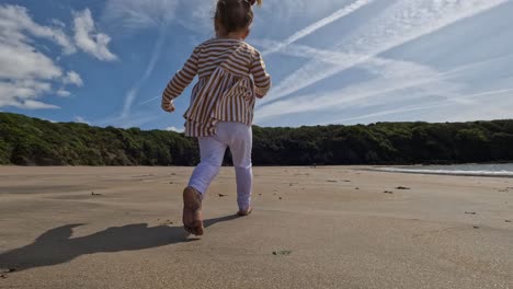 Niño-Pequeño-Corriendo-En-La-Playa-Sigue-El-Tiro