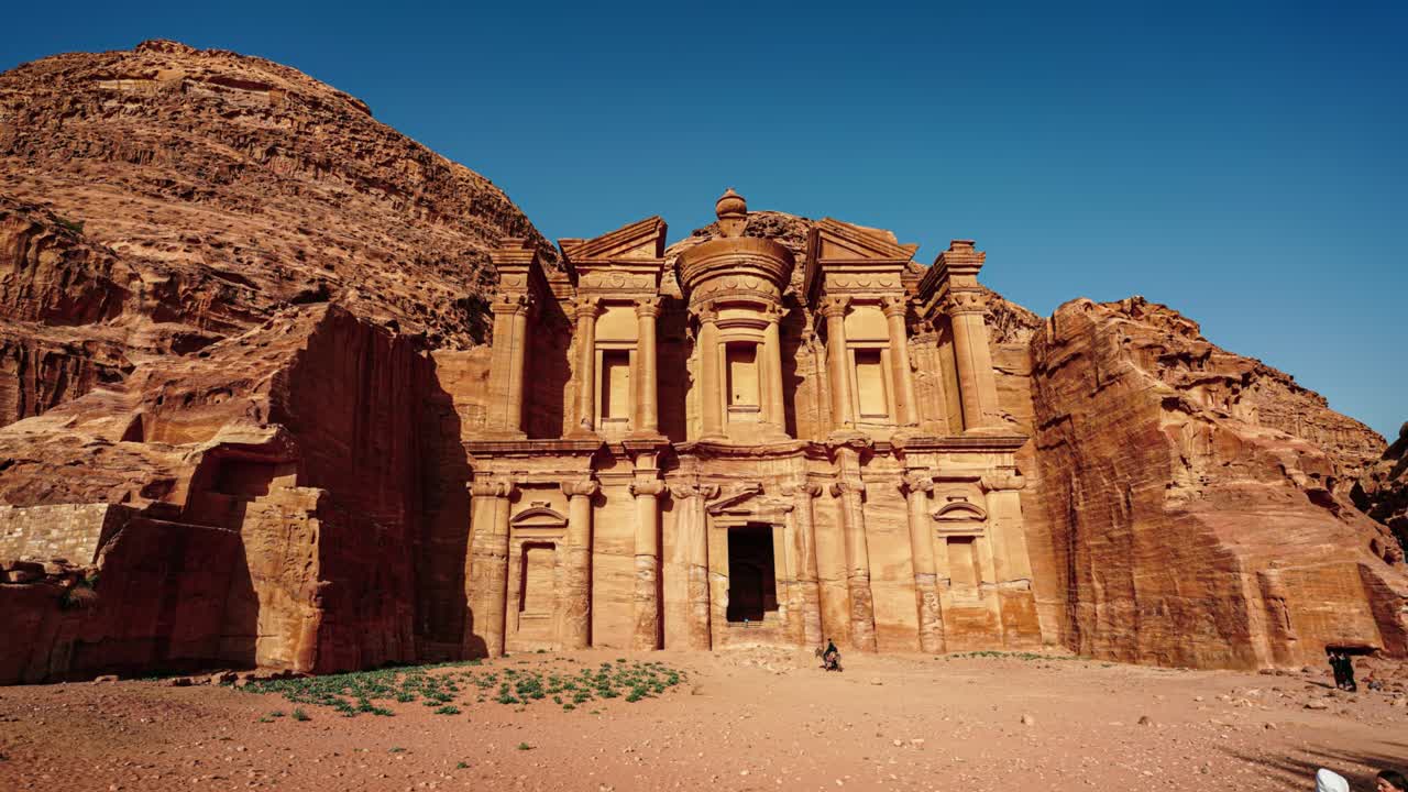 Accéléré du Monastère Ad Deir à Pétra, Jordanie, célèbre site historique classé au patrimoine mondial de l'UNESCO près du Trésor, sculpté dans le grès et le calcaire par les Nabatéens et les Romains à partir de 200 av. J.-C. Lieu de tournage pittoresque d'Indiana Jones et haut lieu touristique