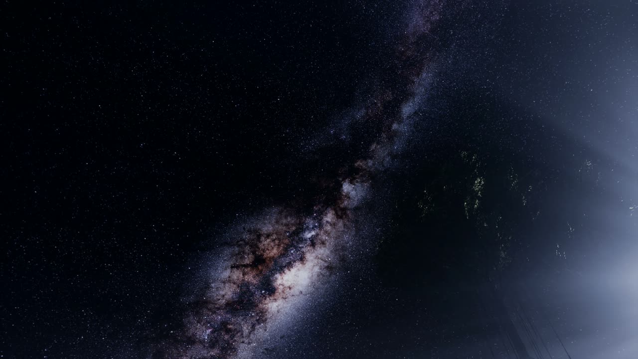 4k astro de la vía láctea sobre la selva tropical.