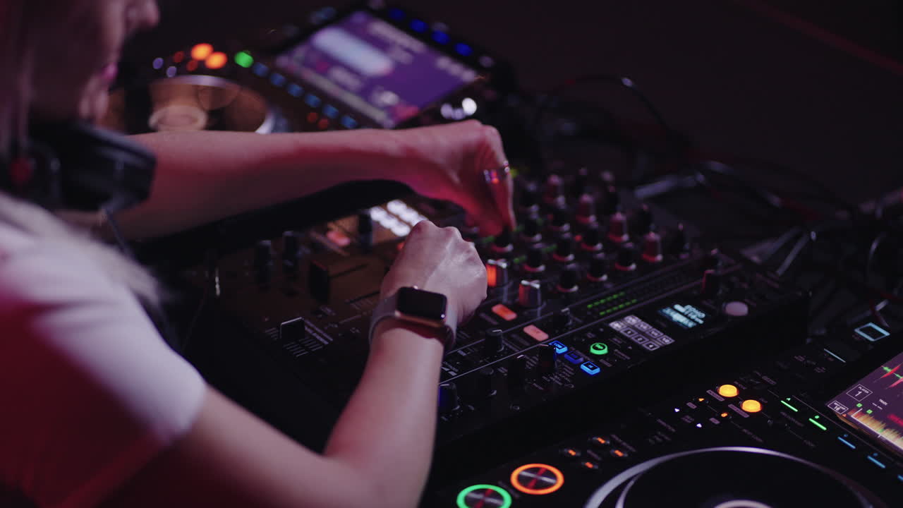 DJ mezclando música en un club nocturno