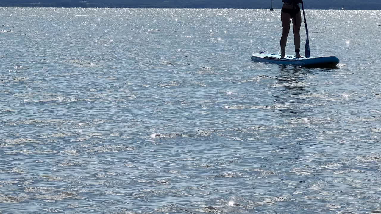 niña mantiene su equilibrio en sup