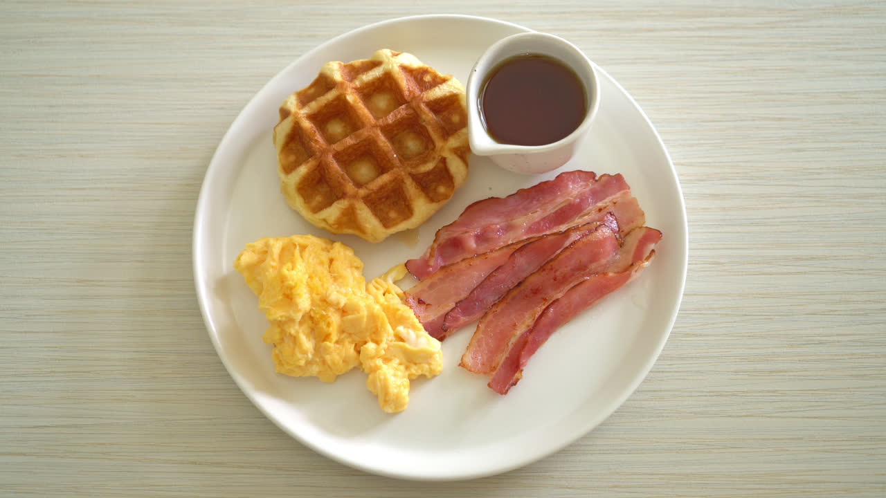 아침으로 베이컨과 와플을 곁들인 스크램블 에그