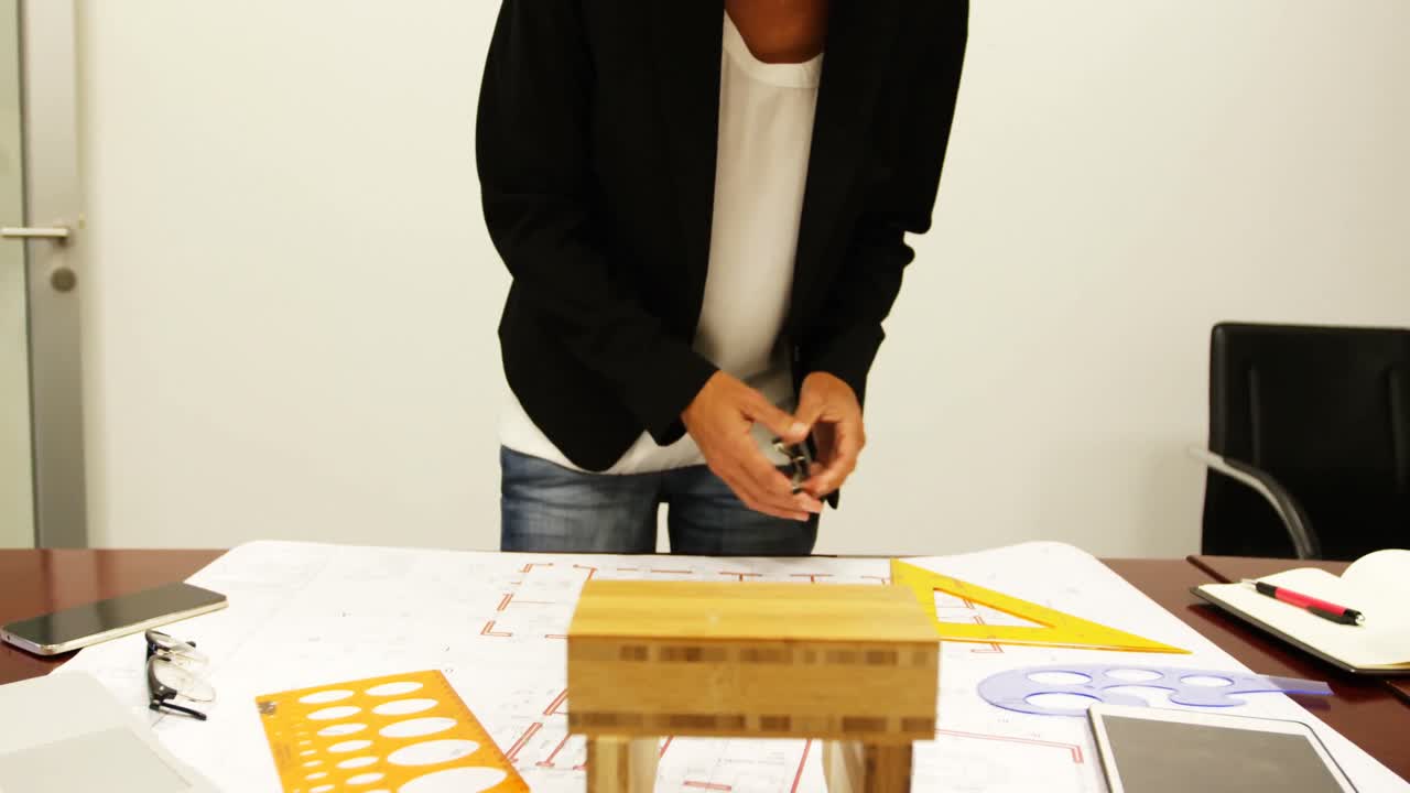 mujer de negocios trabajando en un proyecto en el escritorio 4k